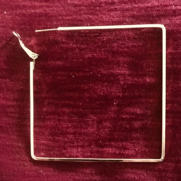Gold Lg Square Hoop earrings - Picture 2 of 3